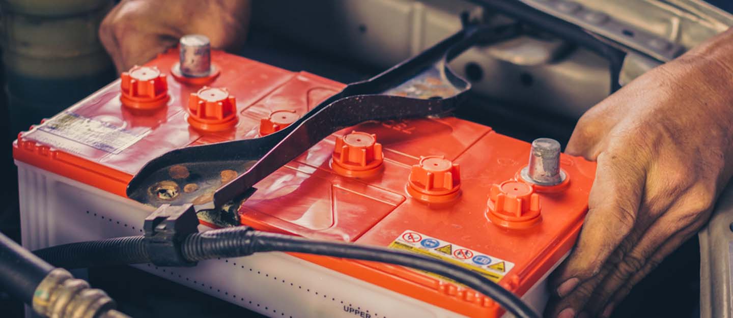 A mechanic replacing a car’s battery