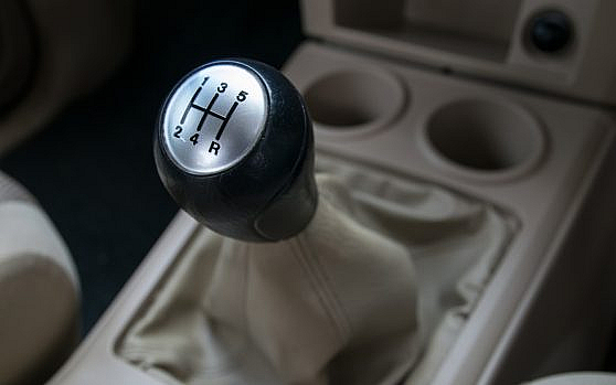 Changing Manual Gear of a Car | dubizzle