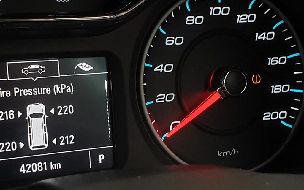TMS system checking the tire pressure level