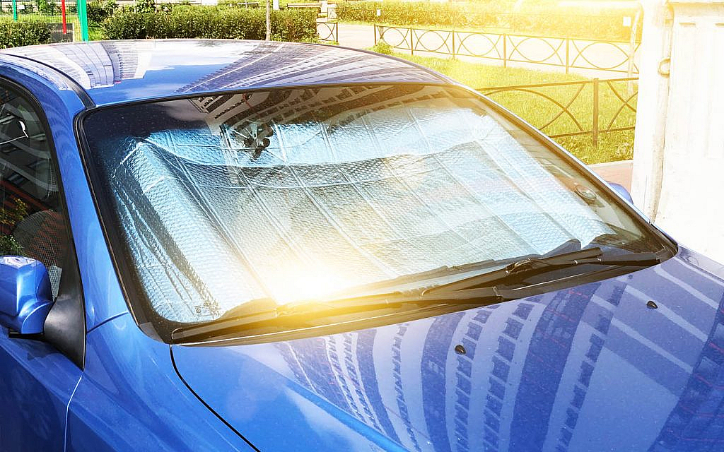 Car parked with the windshield in the sun