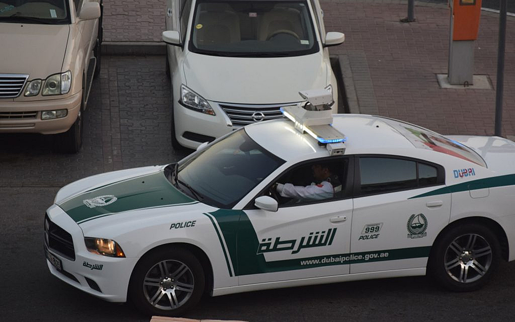 call police in the UAE on the accident spot 