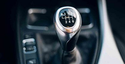 Manual gearbox handle in a car