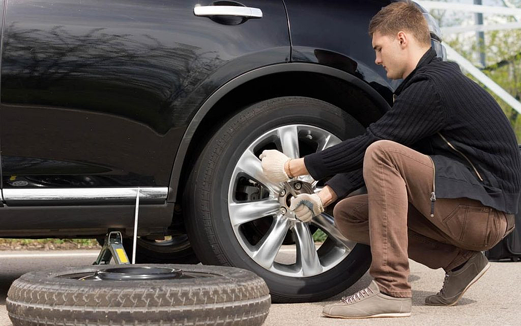 Man changing his car’s tyre 