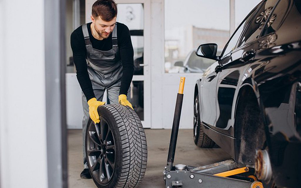 Useful Tips on Handling Car Tyre Burst on Road