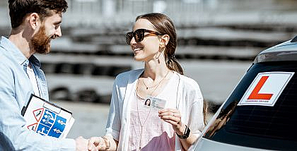 فتاة تستلم رخصة قيادة