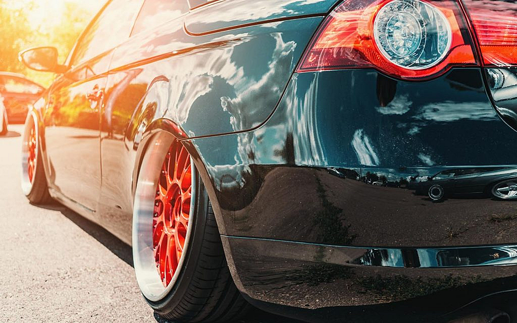 سيارة منخفضة