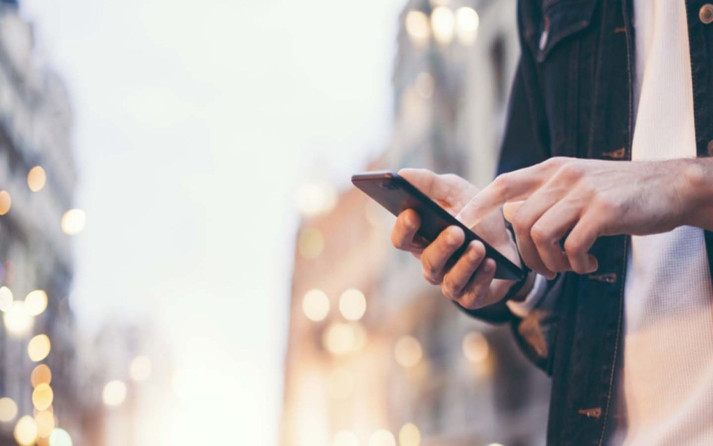 شخص يستخدم الهاتف لكي حجز تاكسي دبي
