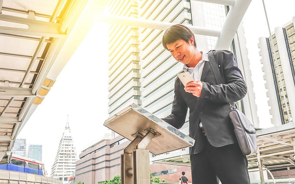 رجل يستخدم جهاز ذكي