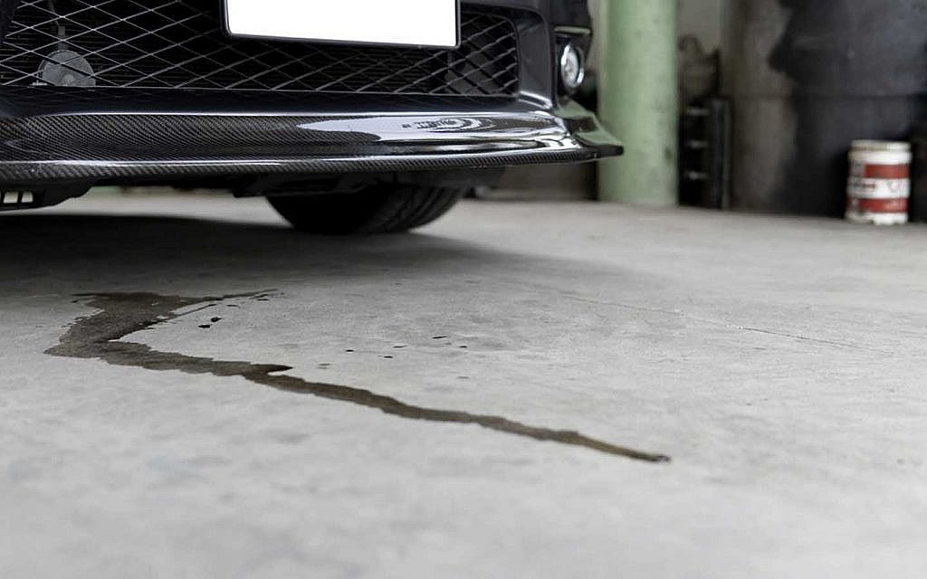 سيارة يتسرب منها الزيت