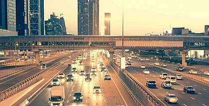 سيارات في شارع رئيسي