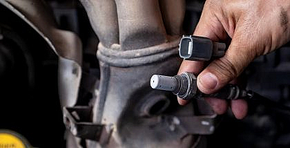 Checking the oxygen sensor of a car