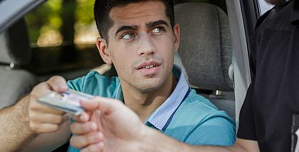 شخص يمسك رخصة