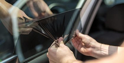 طرق إزالة التظليل عن زجاج السيارة