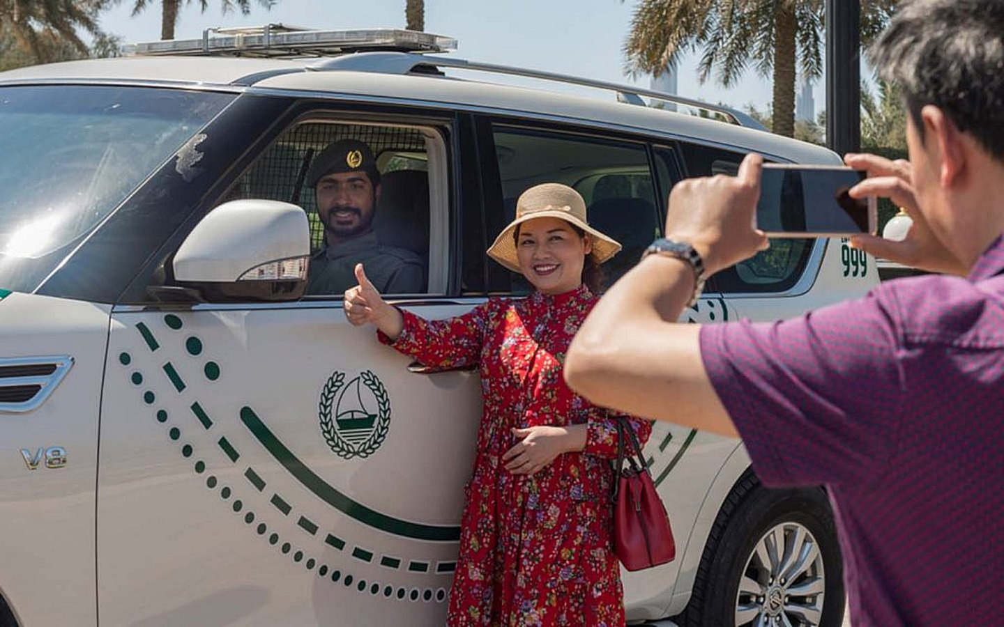 سائحة تلتقط صورة مع شرطة دبي