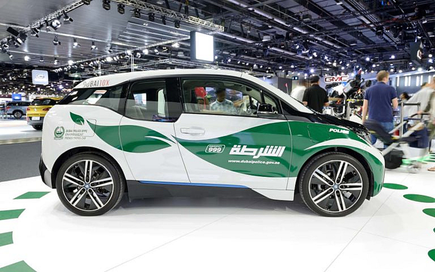بي إم دبليو من شرطة دبي