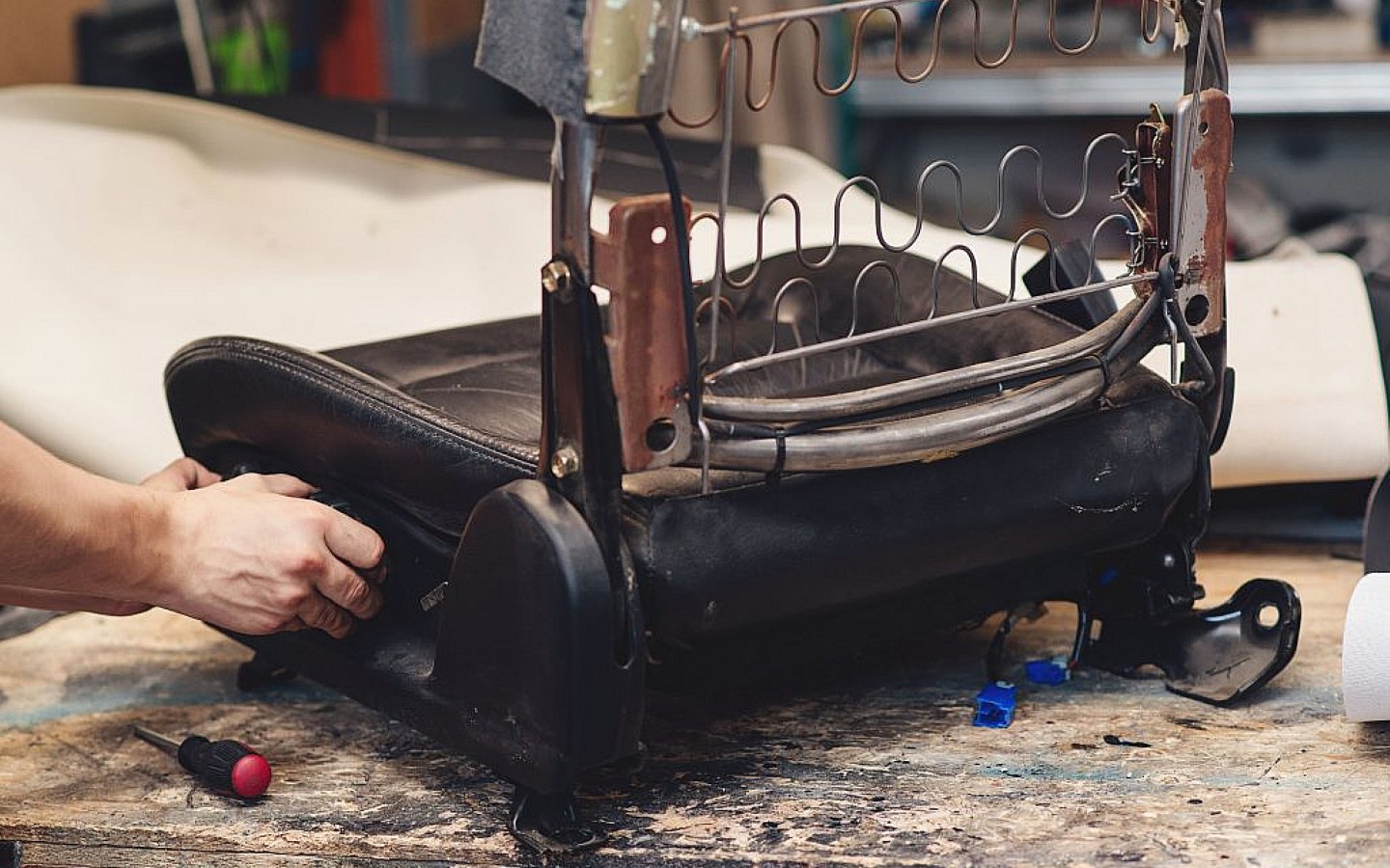 عامل يُنجد مقعد سيارة 