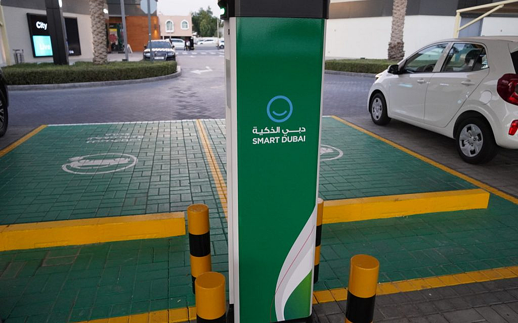 Smart Dubai car charging stations for electric vehicles