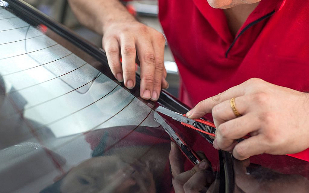 Flat blade to avoid scratching windows