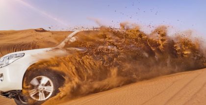 سيارة في الصحراء