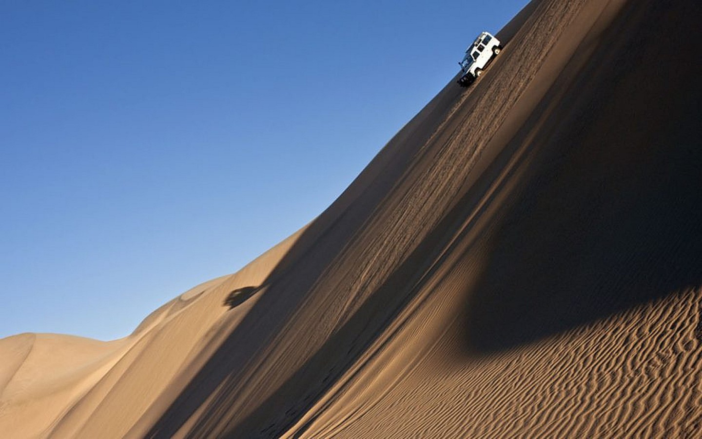 سيارة على جبل رملي