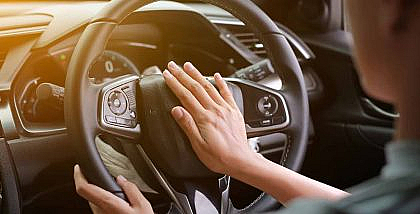A driver facing car horn problems