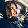 امرأة تقود سيارة