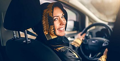 امرأة تقود سيارة