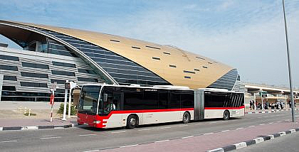 باص دبي على الطريق