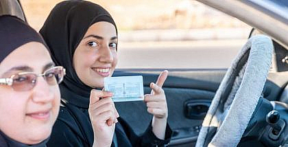 فتاة تحمل رخصة