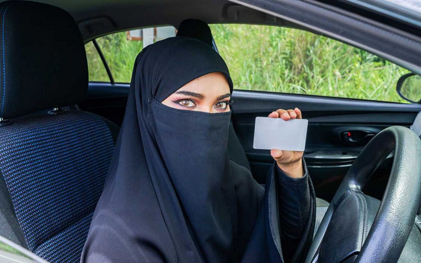 سيدة تحمل رخصة قيادة