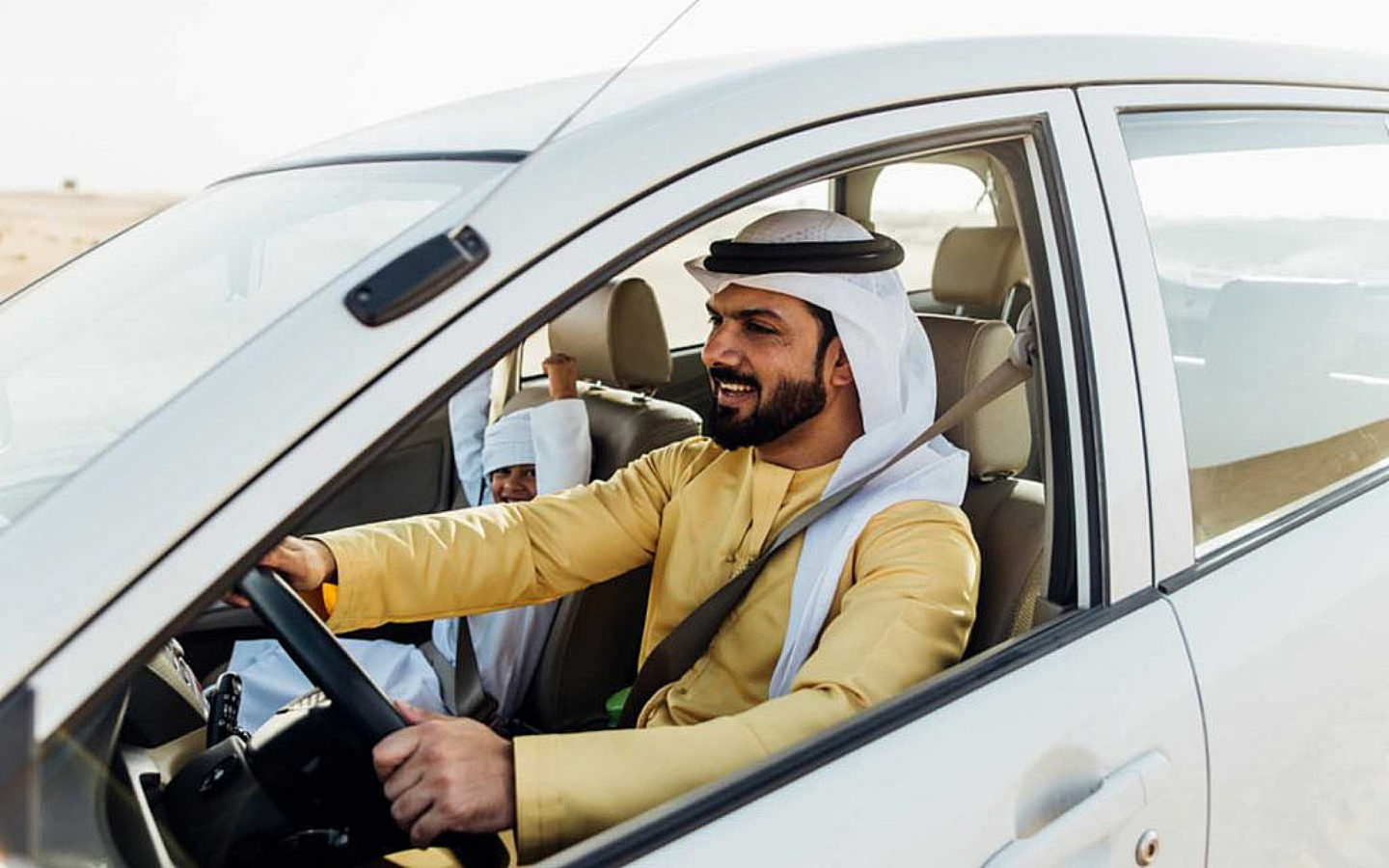 شخص يقود سيارة