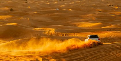 سيارات في الصحراء