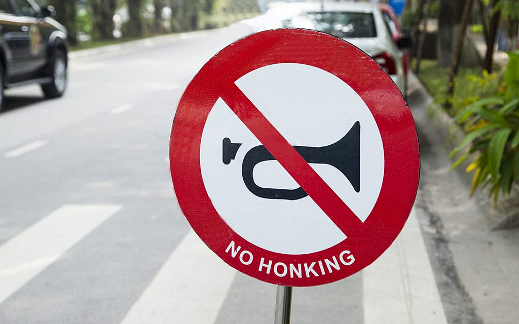 No honking sign on the road