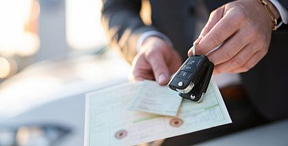 مفتاح سيارة وأوراق