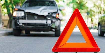 عاكسة أمام سيارة