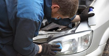 A person doing car headlights restoration