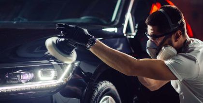 رجل يعمل بولش سيارة