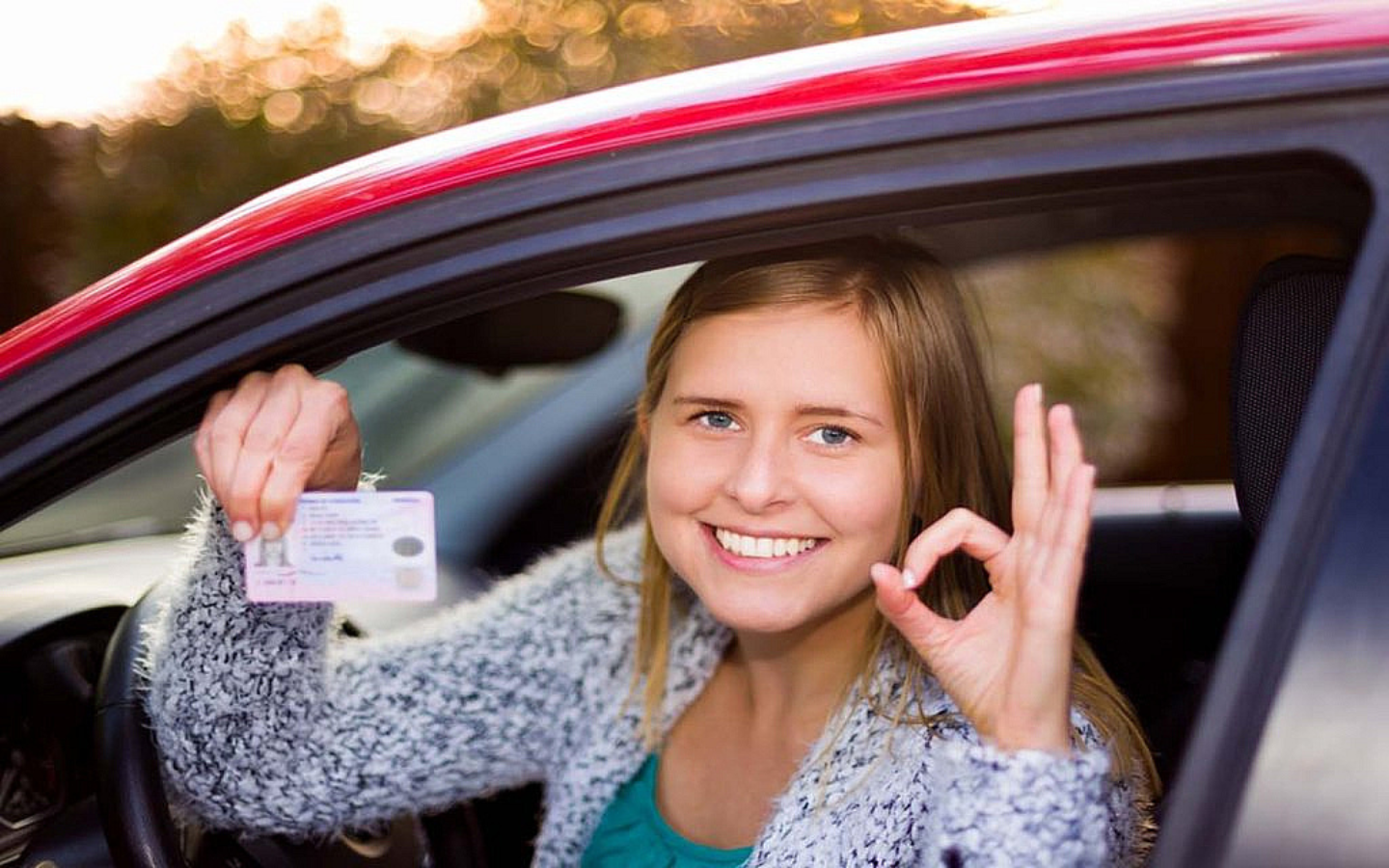 سيدة تحمل رخصة قيادة خاصة بها