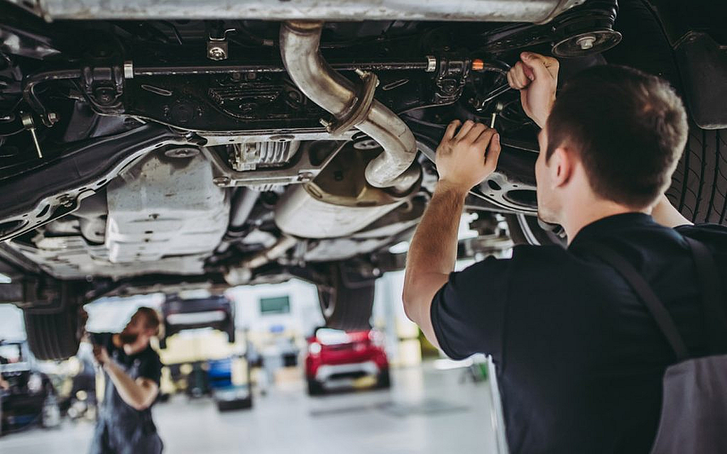Expert mechanic checking car issue in Al Ain car garage