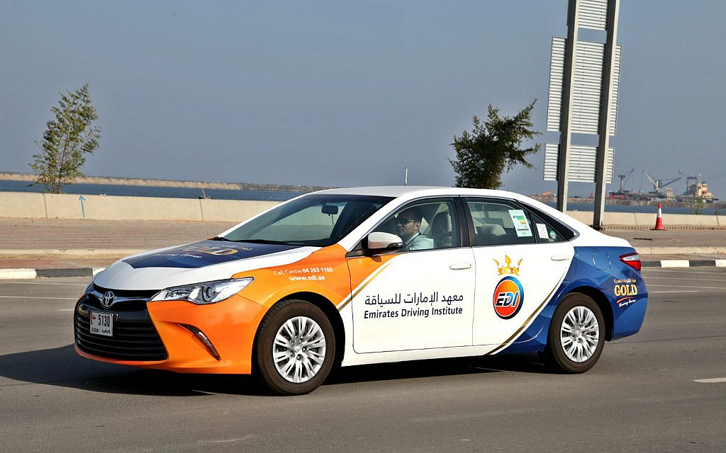 سيارة لمعهد الامارات للسياقة