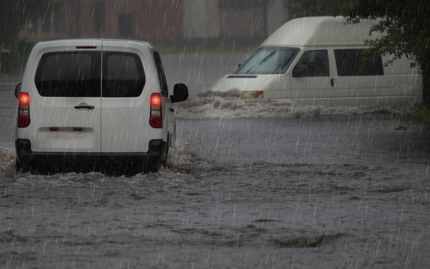 سيارة في بركة ماء