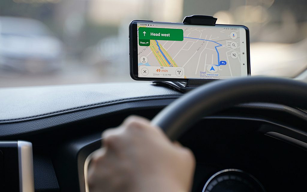 navigation app open during driving 