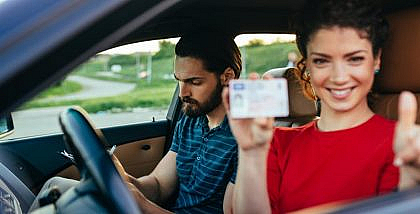 فتاة تحمل رخصة قيادة