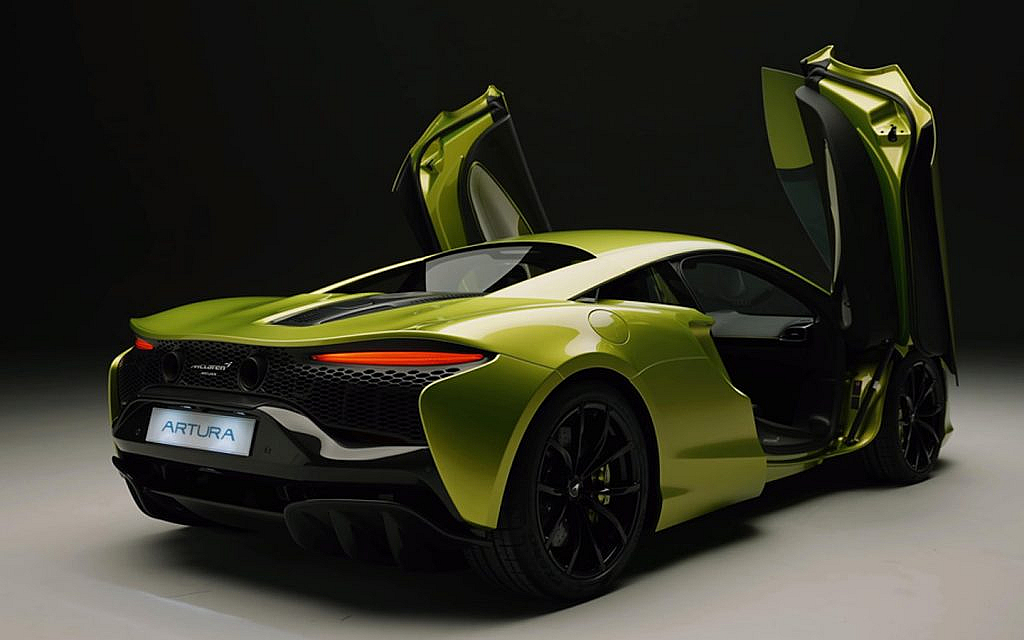McLaren Artura preapred with fiber body