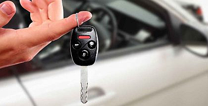 يد تحمل مفتاح