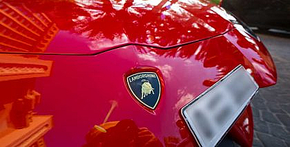 سيارة حمراء