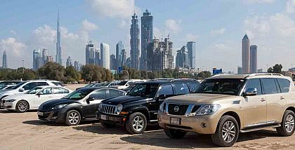 سيارات متوقفه في دبي