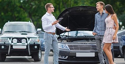 Couple buying a certified pre-owned car in the UAE