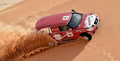 سيارة حمراء في صحراء