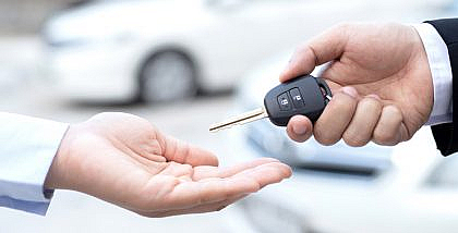 تسليم مفتاح سيارة